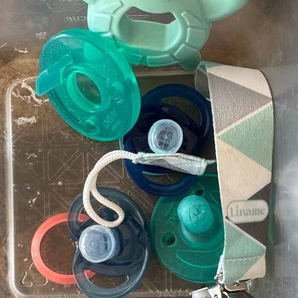 Baby Pacifier and Teether Set with Storage Box - Picture 4 of 4